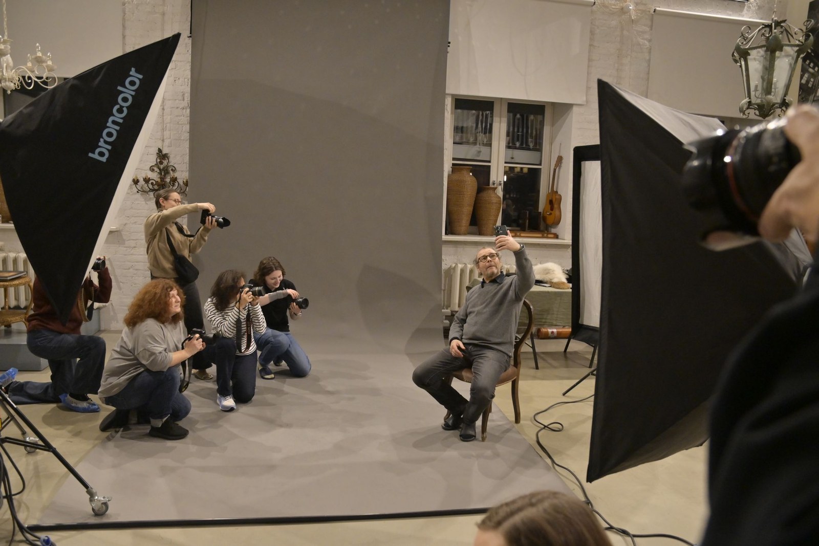 Крупно: софтбокс Broncolor слева и чёрный экран справа от съёмочной площадки